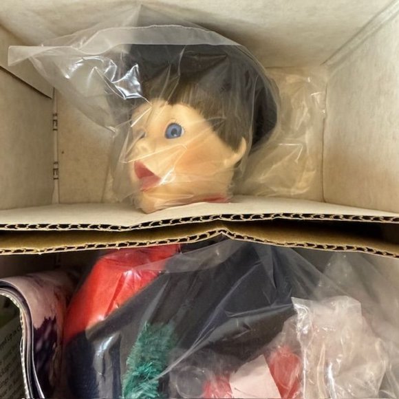 1993 Ashton-Drake "Wrapped Up In Christmas" Porcelain Figurine With Original Box - Picture 2 of 9